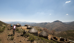 Die Rundhütten, hier am Baboons-Pass, sind typisch für die Landschaft Lesotho. Foto: Cherie Vale