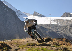 Die Freeride-Trails am Kitzsteinhorn bieten den Fahrern Mountainbike-Action und Fahrspaß pur. Foto: Gletscherbahnen Kaprun AG/Kitzsteinhorn