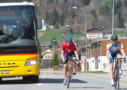 Duell mit dem Postbus: Der Radklassiker Ilanz-Vals im Schweizer Kanton Graubünden geht am 4. Mai nach sieben Jahren Pause in seine 31. Auflage. Foto: Ilanz-Vals