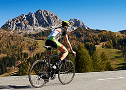 Der Österreicher Stefan Kirchmair, hier auf dem Nassfeldpass, sicherte sich im vergangenen Jahr den Sieg bei der Dolomiten-Rundfahrt. Foto: LRC Lienz/Felgenhauer
