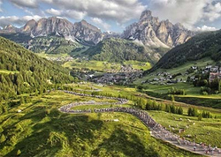 Atemberaubendes Panorama bei der «Maratona dles Dolomites». Foto: Veranstalter