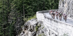 Faszinierende Streckenführung: Am Albulapass, dem ersten Höhepnkt beider Runden, ist die Strecke in die Felswand gebaut worden. Foto: Alpen Challenge