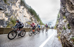 Spektakuläre Streckenführungen und anspruchsvollste Anstiege – hier bei der Alpen Challenge am Albulapass – prägen die großen und schönsten Radmarathons der Alpen. Foto: Henning Angerer/Alpen Challenge